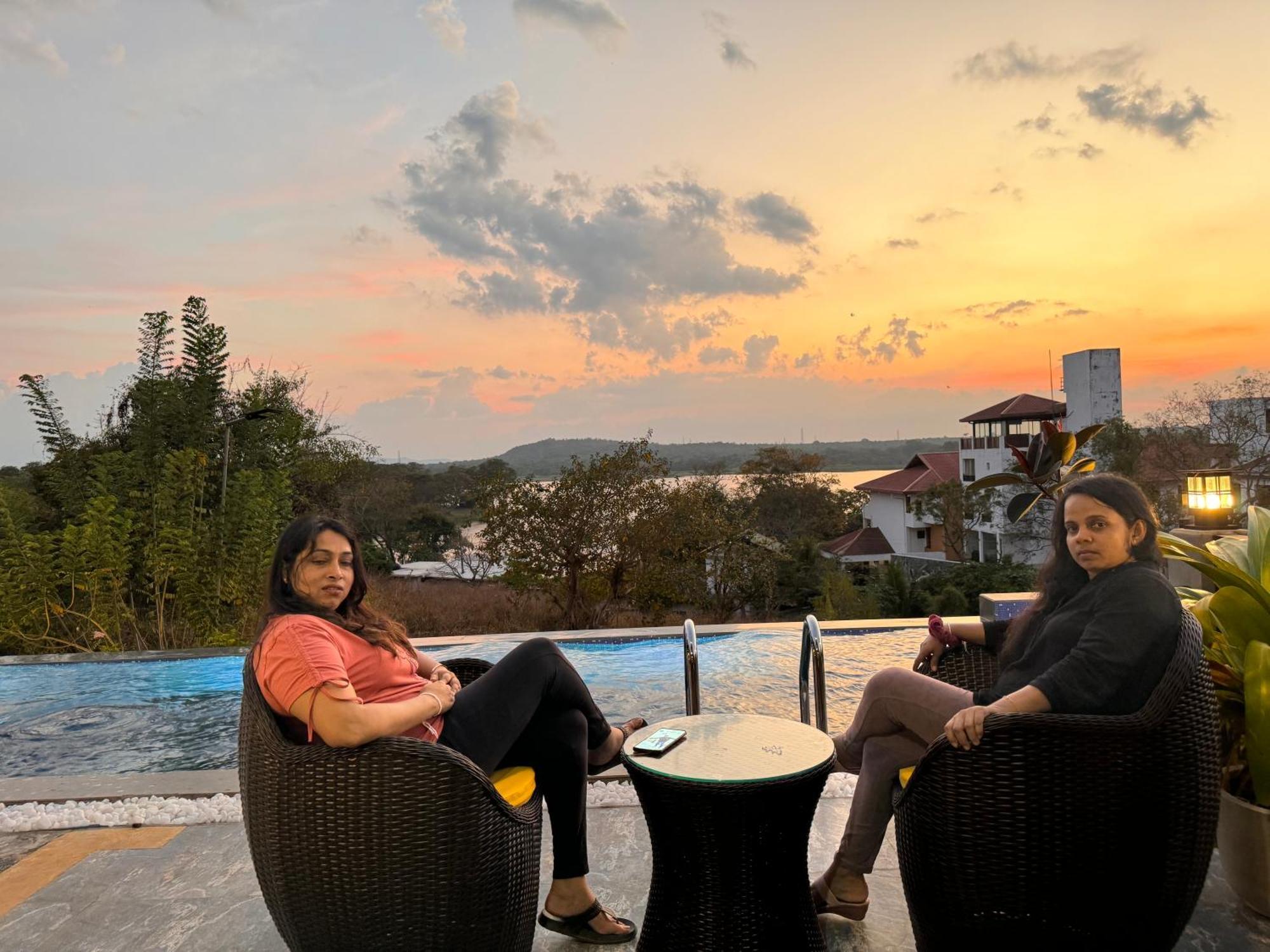 Sundown Lake Hotel & Spa Habarana Exterior photo